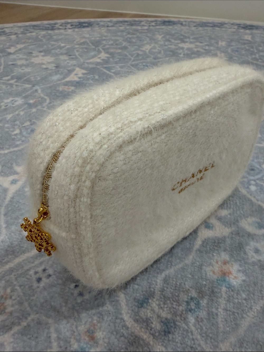 CHANEL White Textured Travel Pouch with Skincare Tube Duo - Picture 2 of 4